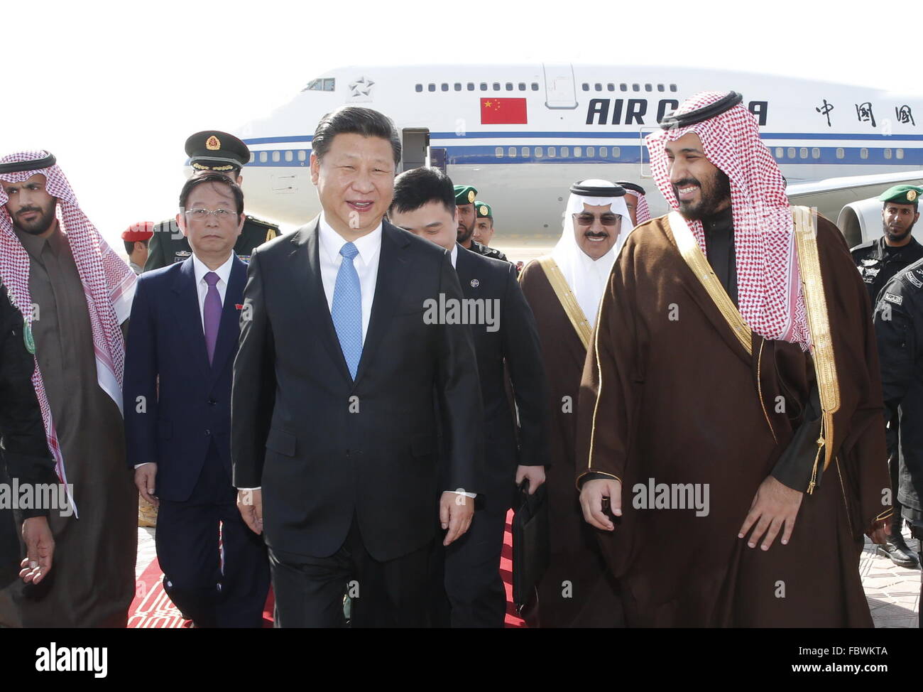 Riyadh, Saudi Arabien. 19. Januar 2016. Chinesischen Staatspräsidenten Xi Jinping (L, vorn) wird vom stellvertretenden Kronprinz Mohammed bin Salman und anderen Beamten bei seiner Ankunft in Riyadh, Saudi Arabien, 19. Januar 2016 begrüßt. XI kam hier am Dienstag zu einem Staatsbesuch nach Saudi Arabien, der ersten Station seiner drei-Länder-Tour des Nahen Ostens. © Ju Peng/Xinhua/Alamy Live-Nachrichten Stockfoto