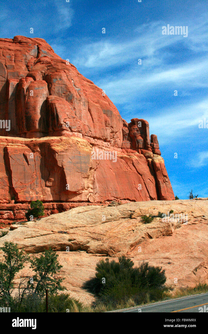 Entrada Sandstein gehauen für Millionen von Jahren der Verwitterung Ergebnis in fantastische Formen im Arches Nationalpark Moab Utah, USA. Stockfoto