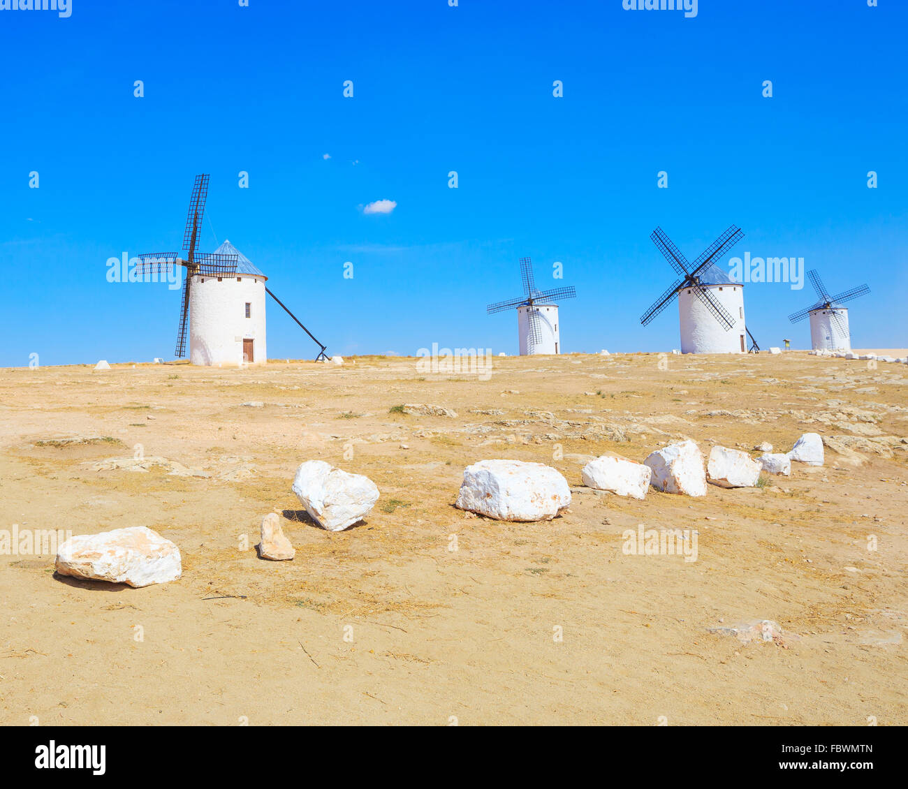 Vier Windmühlen, Campo de Criptana in der Nähe von Alcazar de San Juan, Kastilien-La Mancha. Region Kastilien La Mancha, Spanien, ist berühmt wegen t Stockfoto