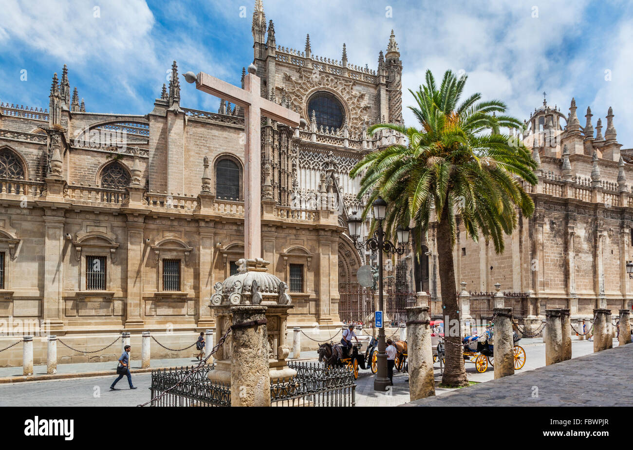 Spanien, Andalusien, Provinz Sevilla, Sevilla, Kreuz-Denkmal in Calle Fray Ceferino Gonzales und Sevilla Kathedrale Stockfoto