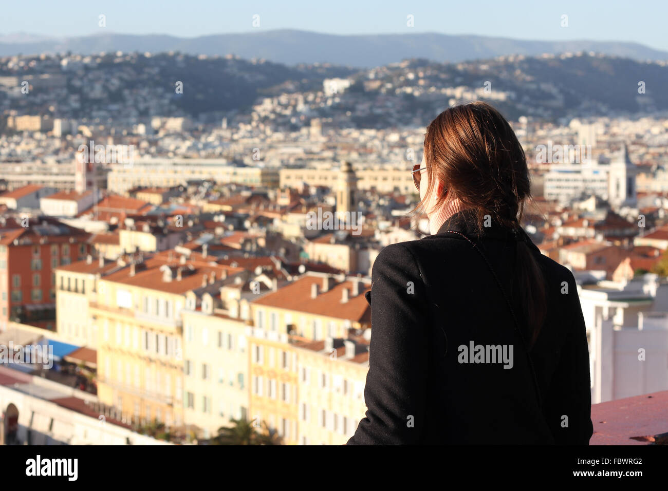 Frau, die den Blick auf die Stadt von Nizza Stockfoto