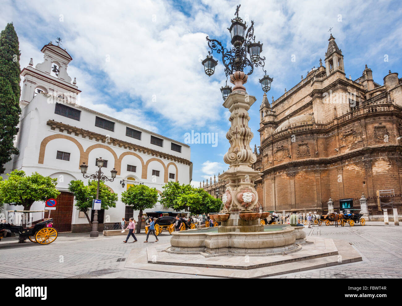 Spanien, Andalusien, Provinz Sevilla, Sevilla, Plaza Virgen de Los Reyes Brunnen vor dem Hintergrund der Kathedrale von Sevilla Stockfoto