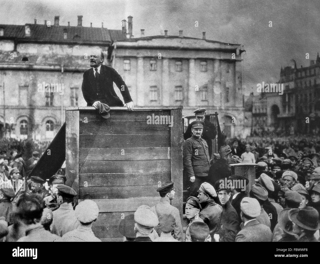 Lenins Rede. Vladimir Lenin Adressierung eine Menge von Soldaten in den Krieg in Polen im polnisch-sowjetischen Krieg (1919-21), Swerdlow-Platz (jetzt Theaterplatz/Tetrainaya Platz), Moskau, 5. Mai 1920 gehen. Leon Trotsky ist auf dem Podium zu Lenins links. Stockfoto