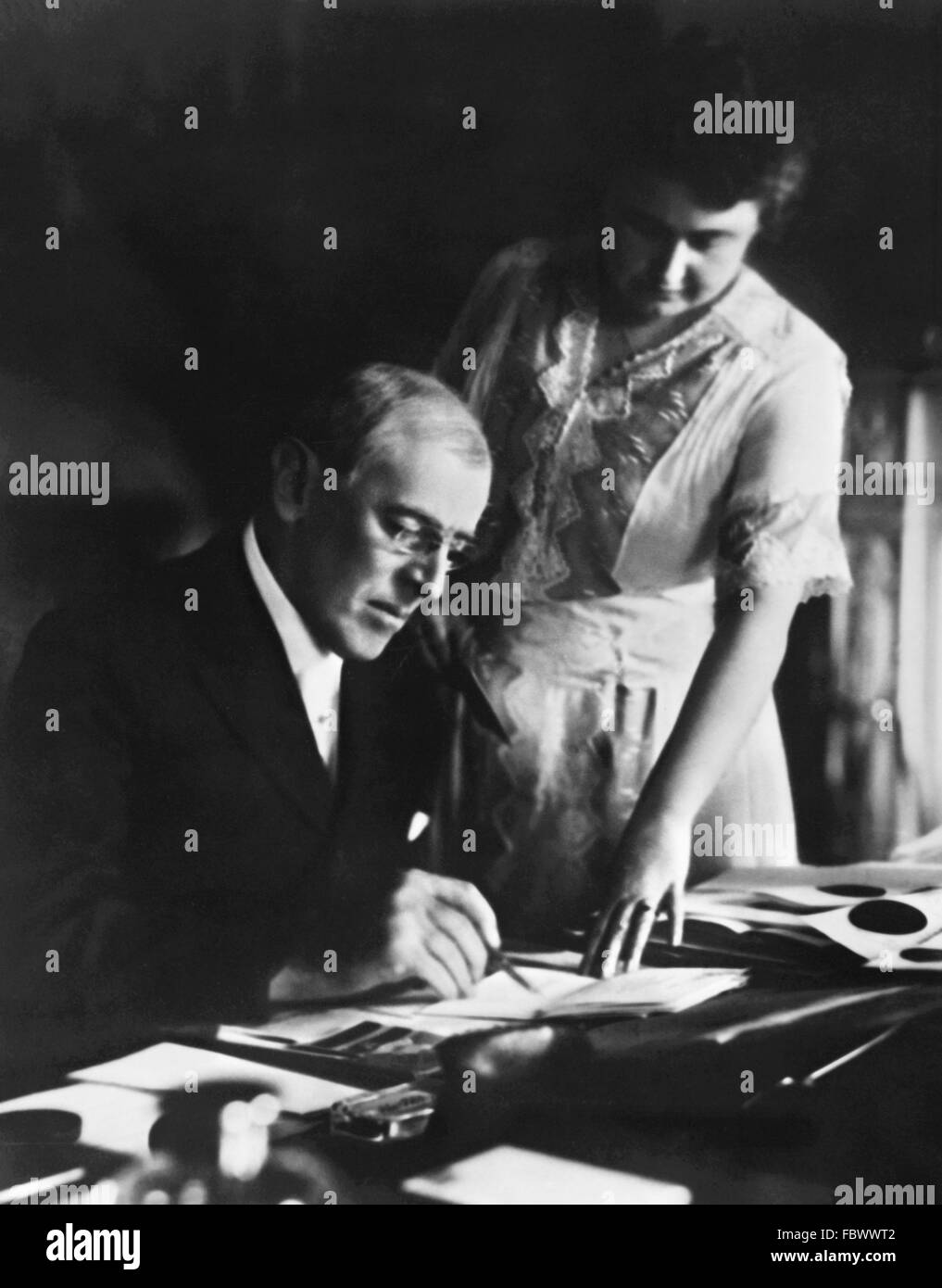 Woodrow Wilson, 28. Präsident der USA, mit seiner Frau, Edith Bolling Galt, Juni 1920 Stockfoto