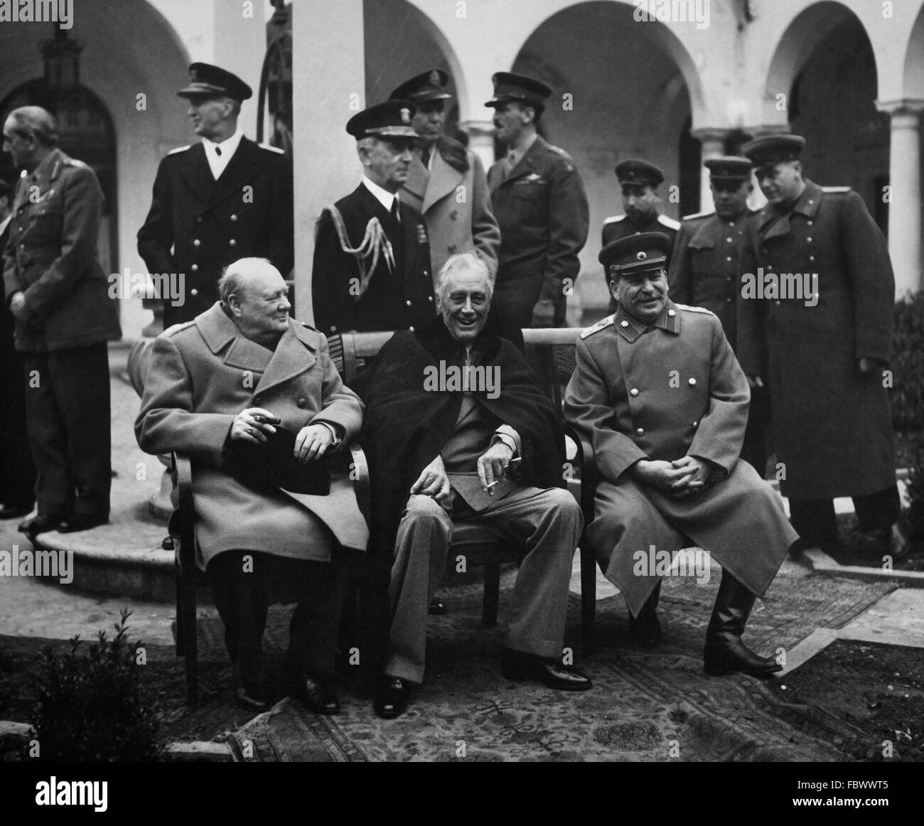 Der britische Premierminister Winston Churchill, US-Präsident Franklin D Roosevelt und der sowjetische Premier Josef Stalin treffen auf die "Big Three" Konferenz von Jalta im Februar 1945, macht Pläne für die endgültige Niederlage des nationalsozialistischen Deutschen Stockfoto