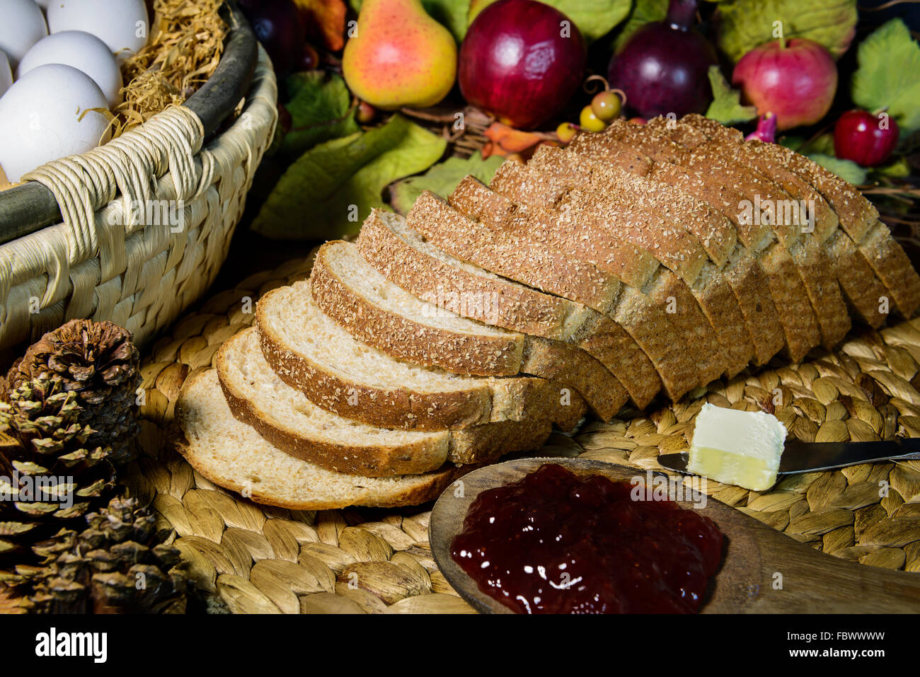 braune Vollkorn Schnittbrot mit Butter und Marmelade, Stillleben, in der Nähe auf und dunklen Ton Stockfoto