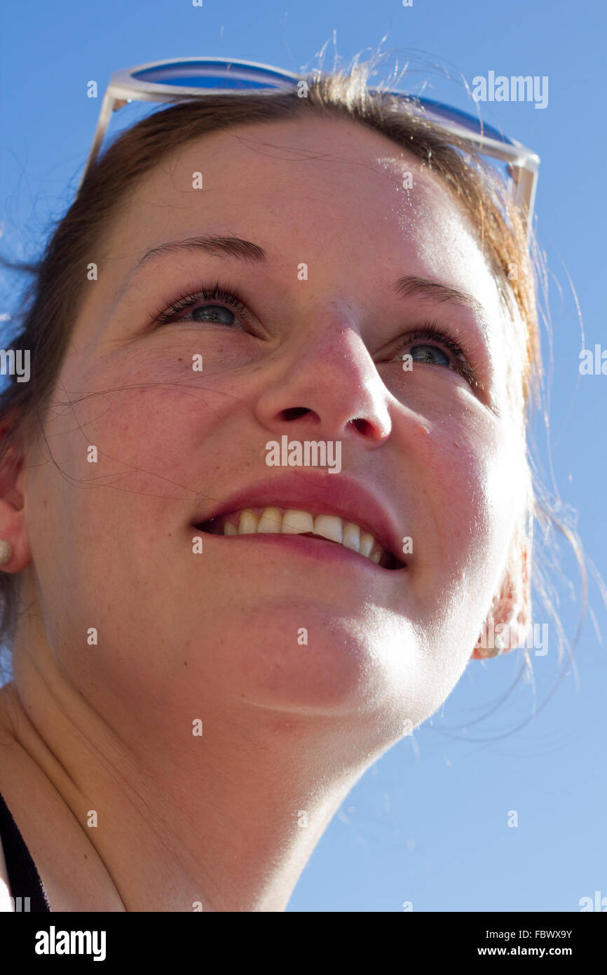 Junge glücklich lächelnde Frau Stockfoto