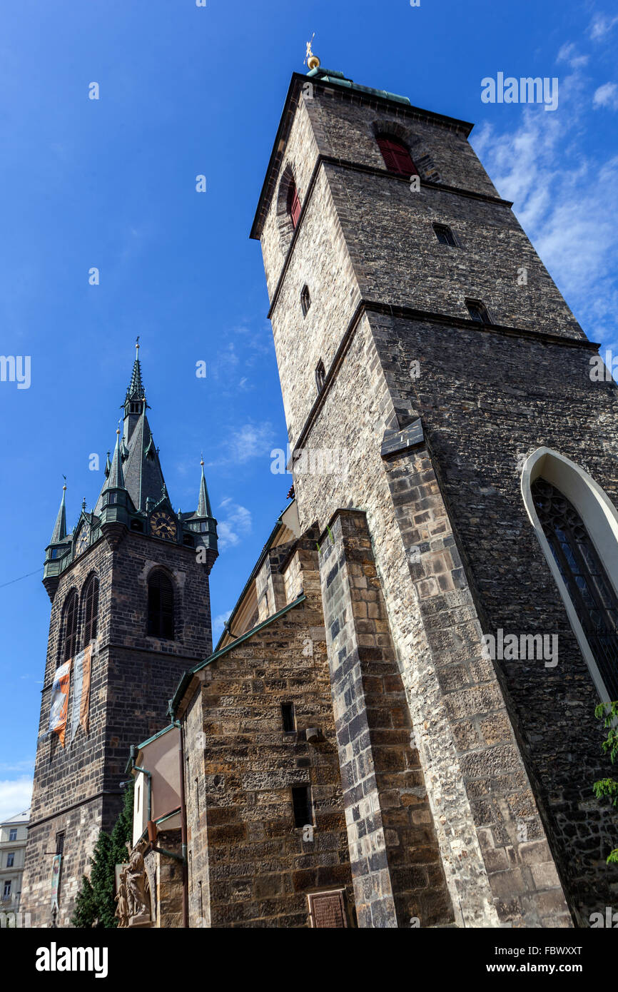 Kirche St. Heinrich und St. Kunigunde, im Hintergrund Glockenturm in Jindrisska Prag, Tschechische Republik Stockfoto