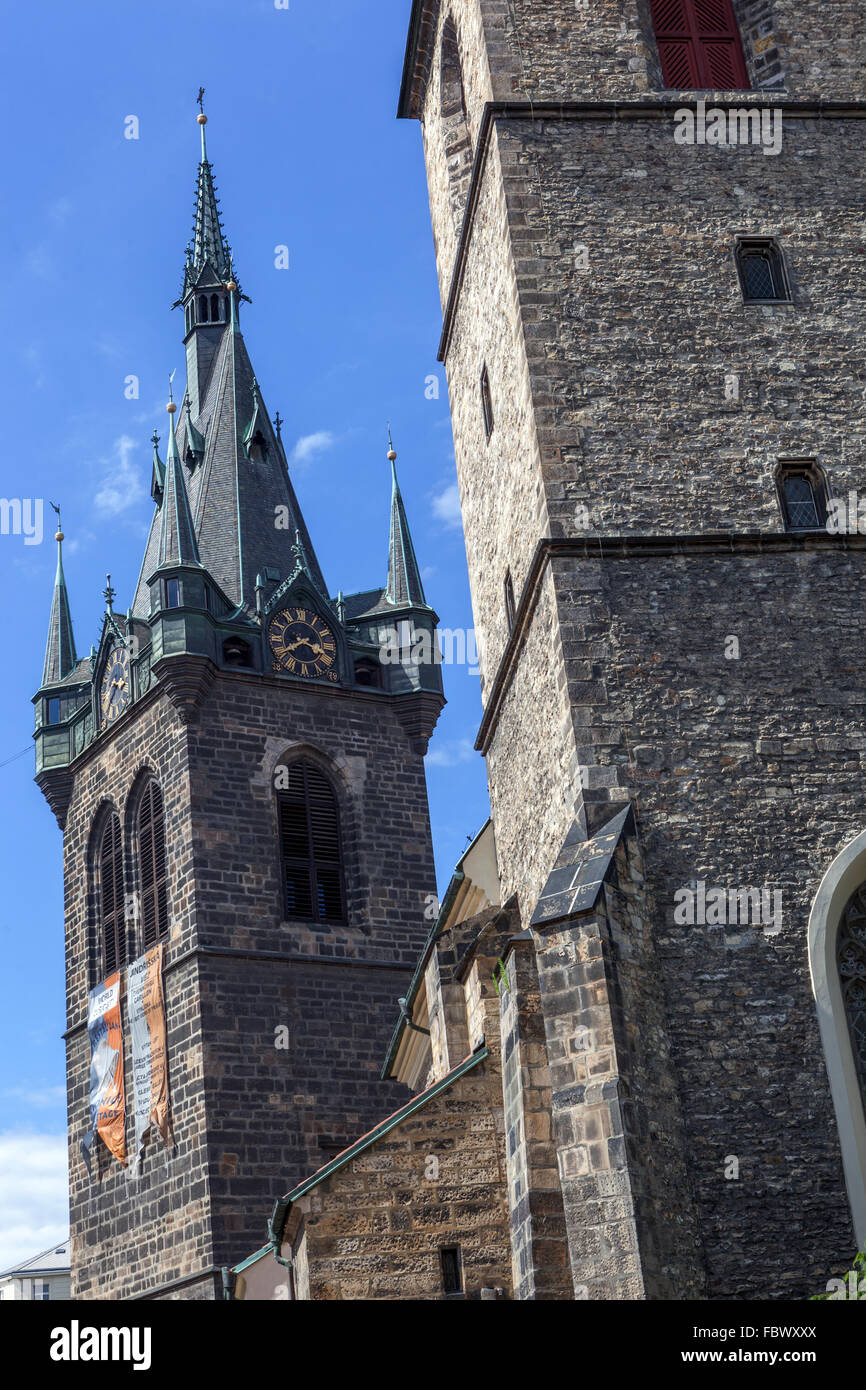Kirche St. Heinrich und St. Kunigunde, im Hintergrund Glockenturm in Jindrisska Prag, Tschechische Republik Stockfoto