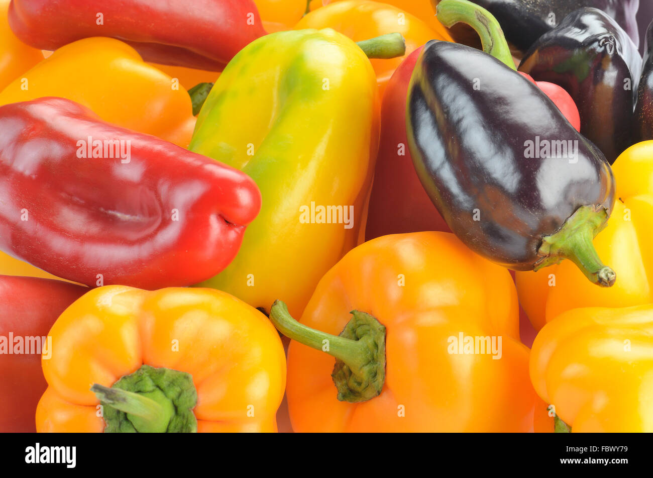 schwarz, rot und orange Paprika Hintergrund Stockfoto