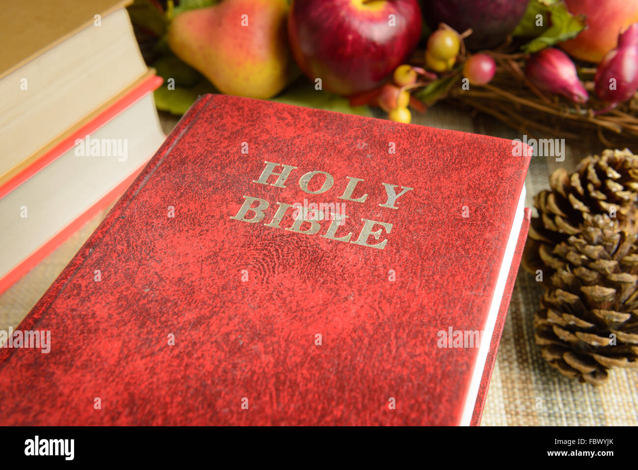 alte Bibel Stillleben mit schwarzen Fleck auf dem Cover, Nahaufnahme Stockfoto