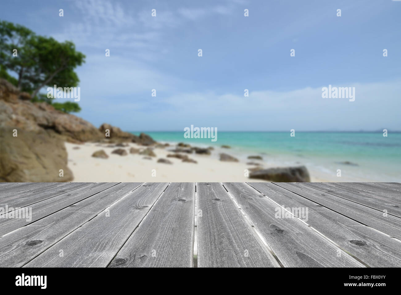 Holztisch vor Unschärfe Blick auf den tropischen Strand Stockfoto