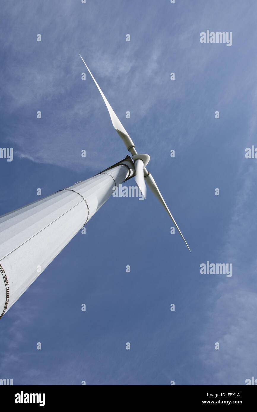 Drehende Windturbine gegen blauen Himmel. Stockfoto