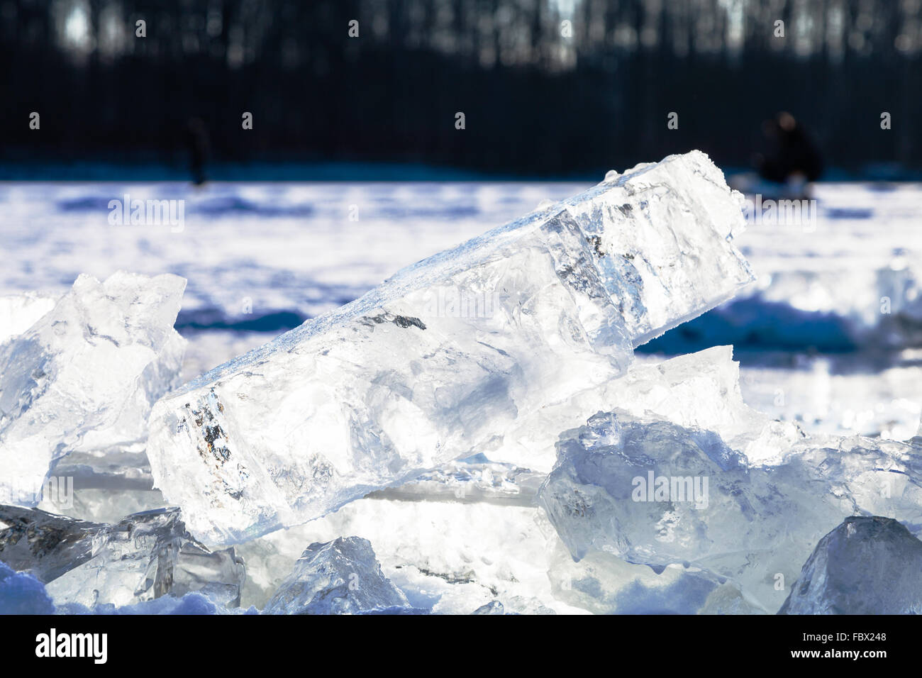 Eisblöcke beleuchtet von Sonne auf der Oberfläche des zugefrorenen See in kalten Wintertag Stockfoto