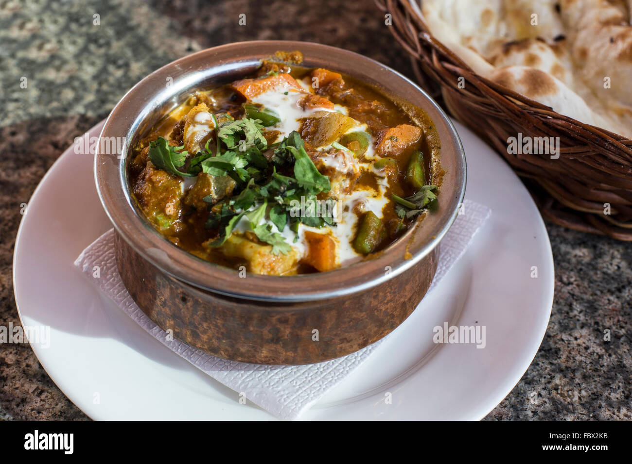 Nepalesische Gemüsecurry und Nann Brot Stockfoto
