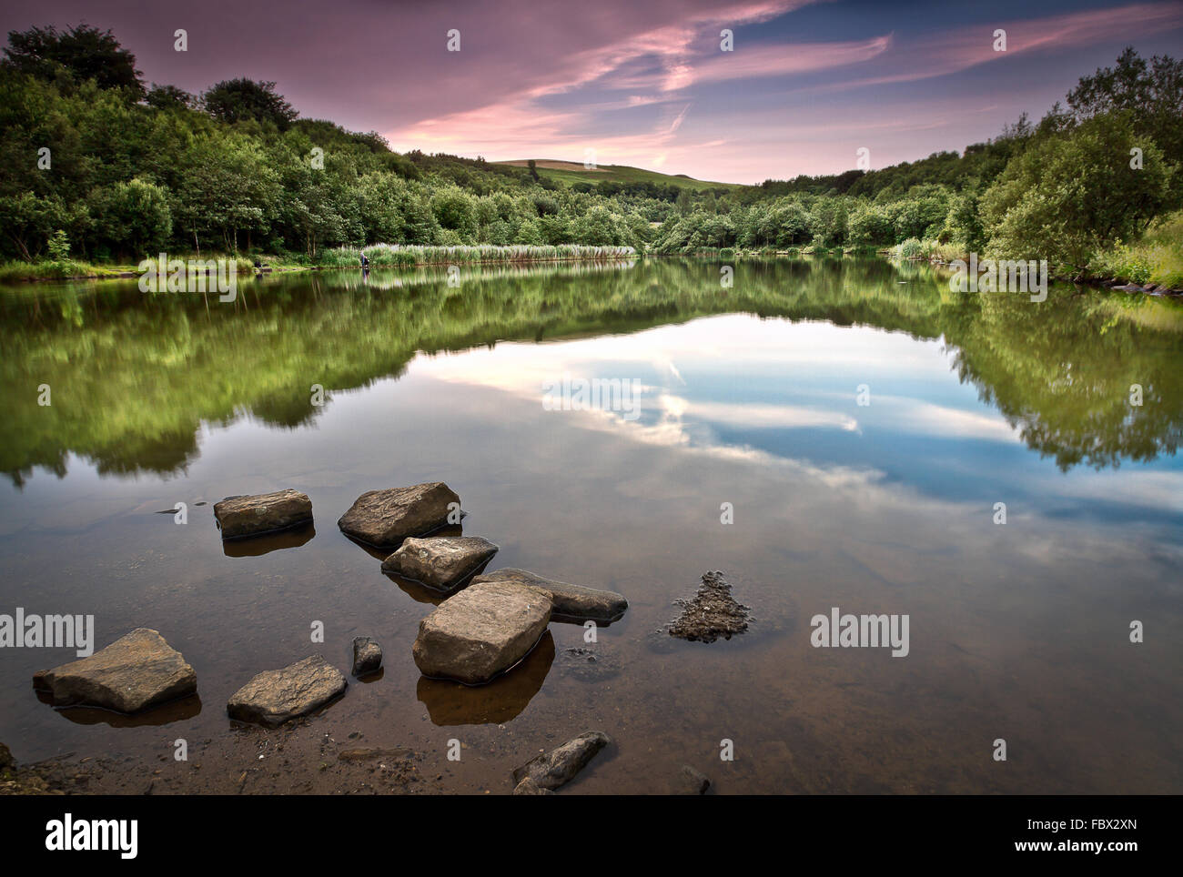 Die wunderschönen Strinsdale-Reservoir bei Sonnenuntergang Stockfoto