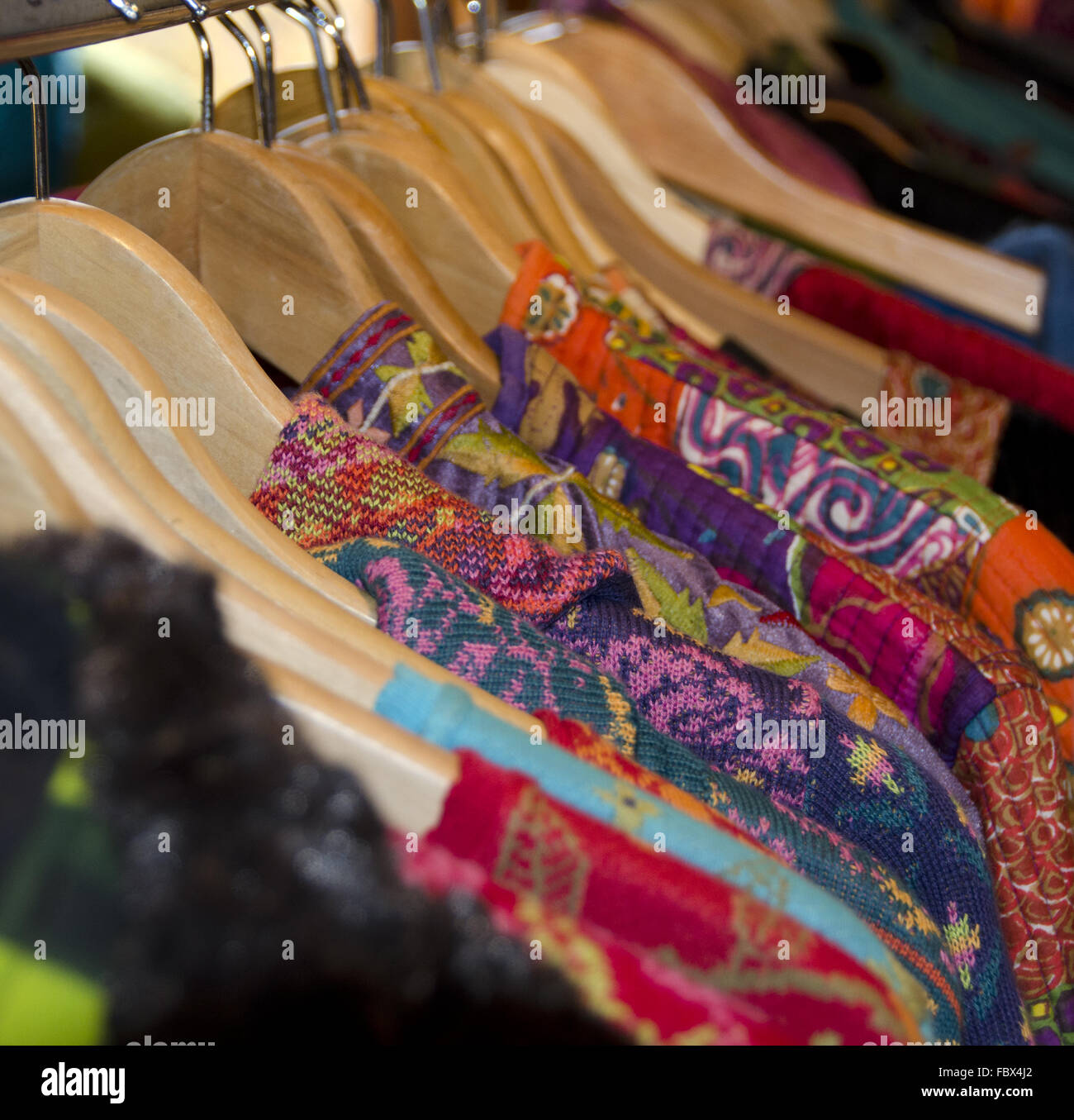Reihe von farbigen Schichten auf eine Kleiderstange Stockfoto