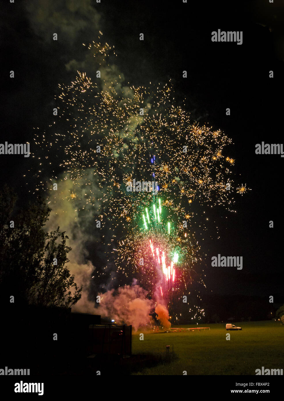Start und die Explosion der Feuerwerk-Raketen Stockfoto
