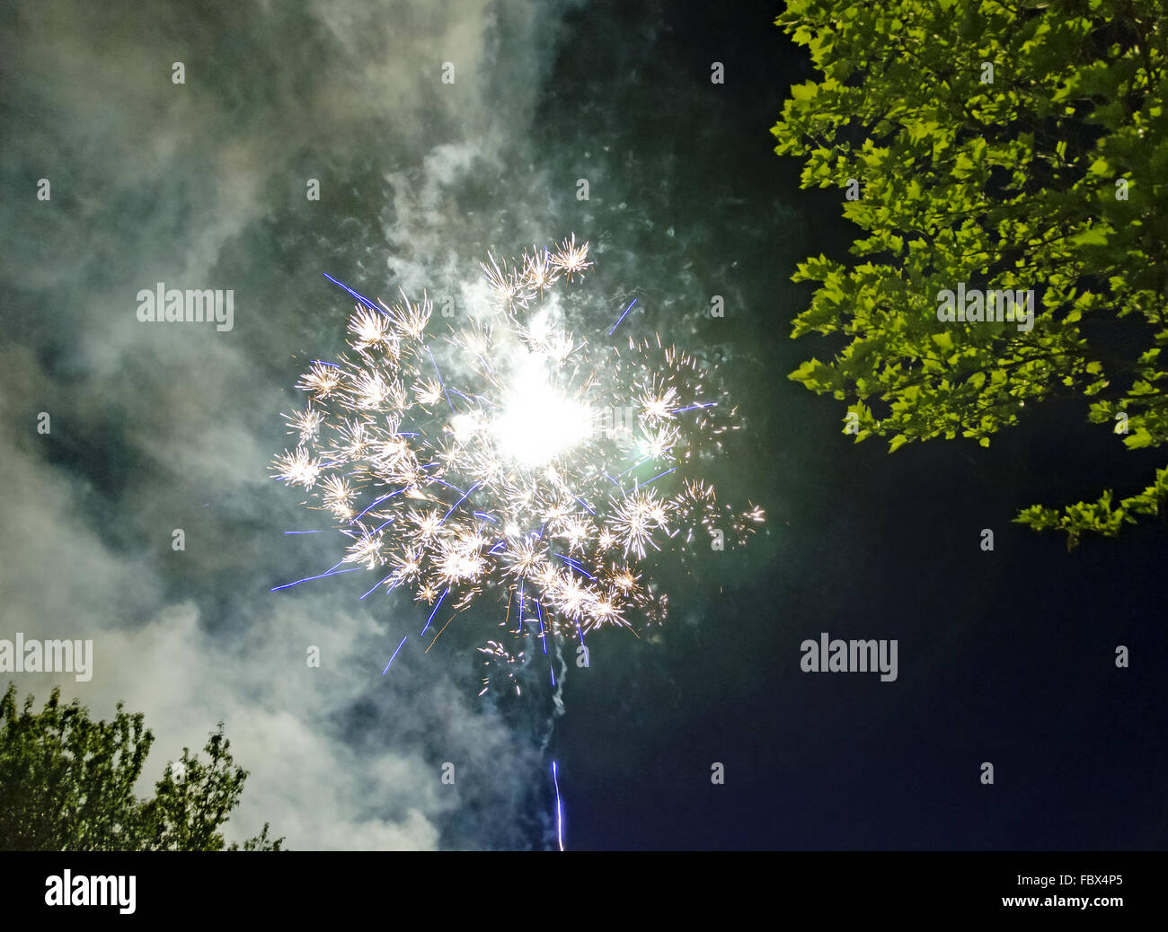 Licht und Rauch Feuerwerk Raketen Stockfoto