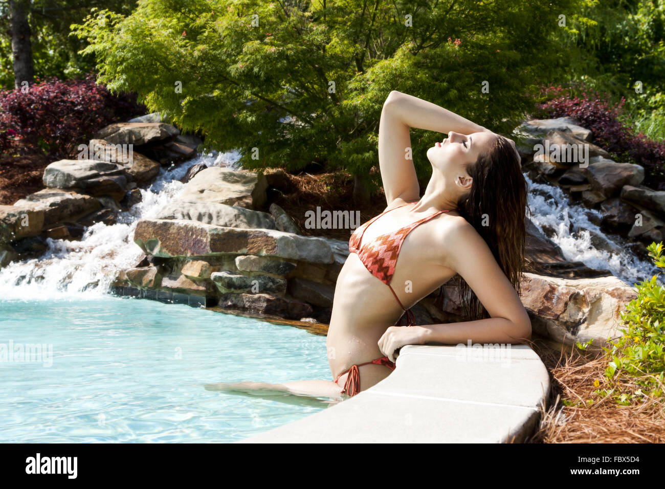 Sexy Frau am Pool Sonnen Stockfoto