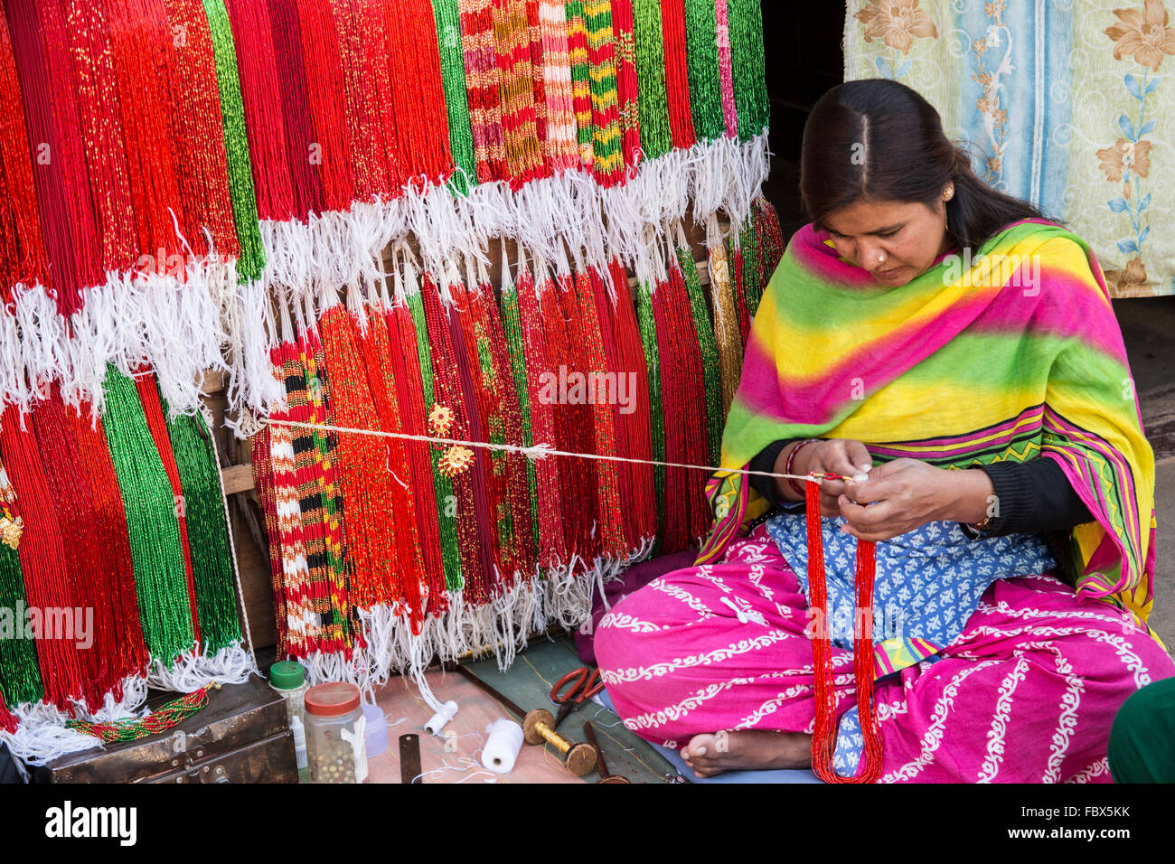 Frau in Bhaktapur Khatmandu Nepal weben Glasperlen für Diwali-fest Stockfoto