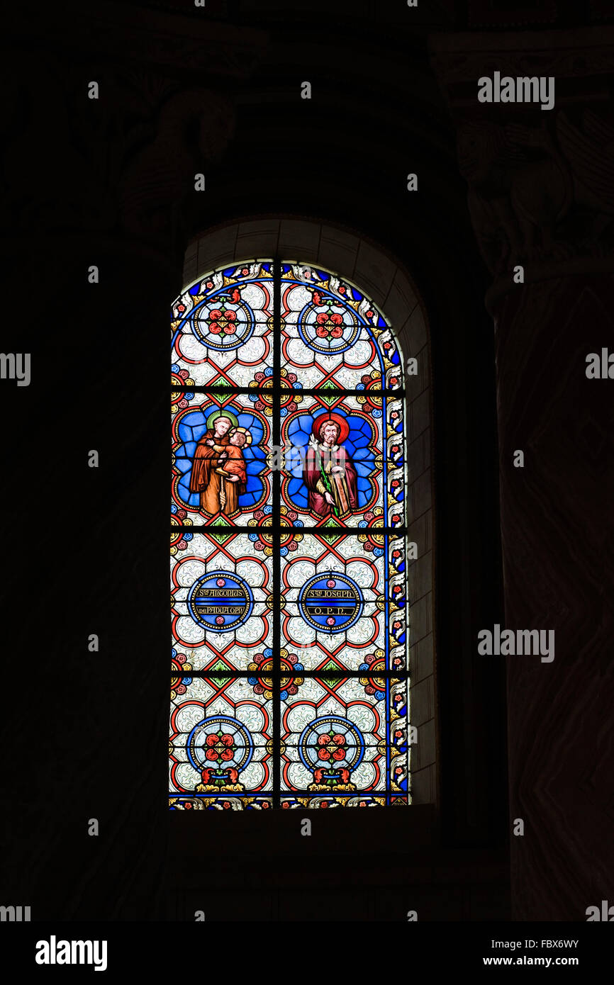 Glasfenster in der Kirche Saint Pierre, Chauvigny, Frankreich. Stockfoto