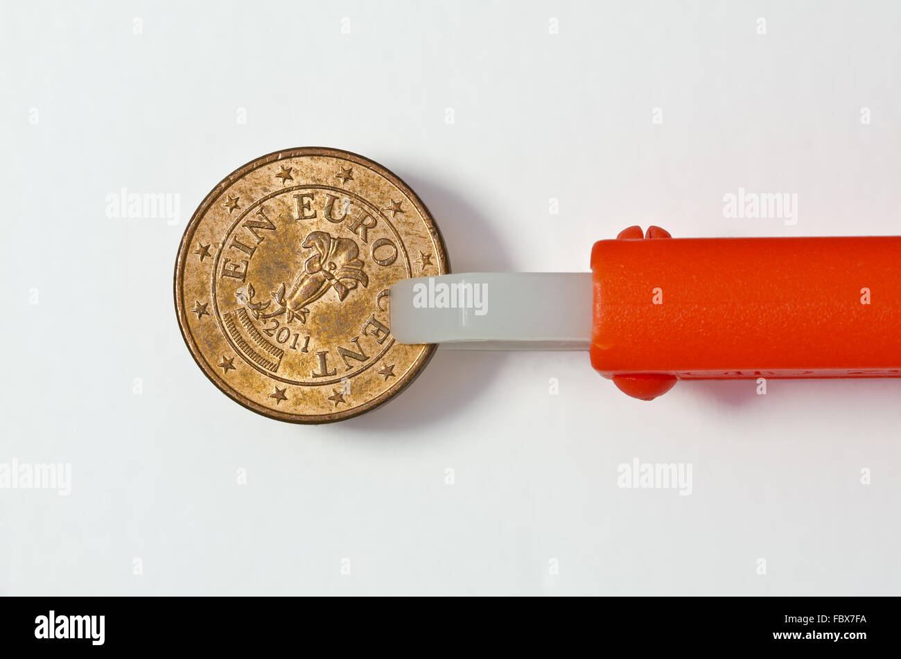 Zecken Zange halten österreichische 1-Cent-Münze Stockfoto
