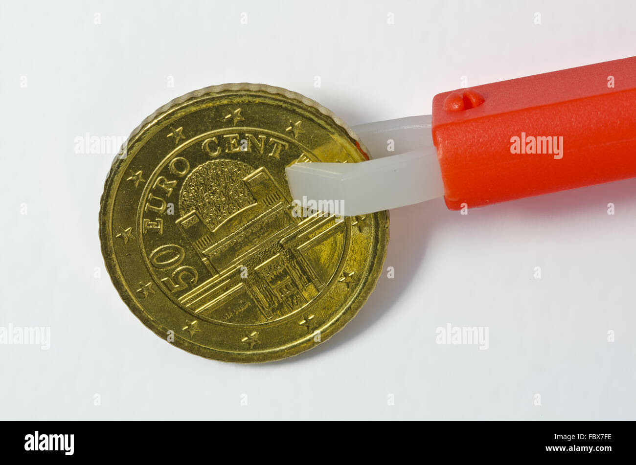 Zecken Zange halten deutsche 50-Cent-Münze Stockfoto