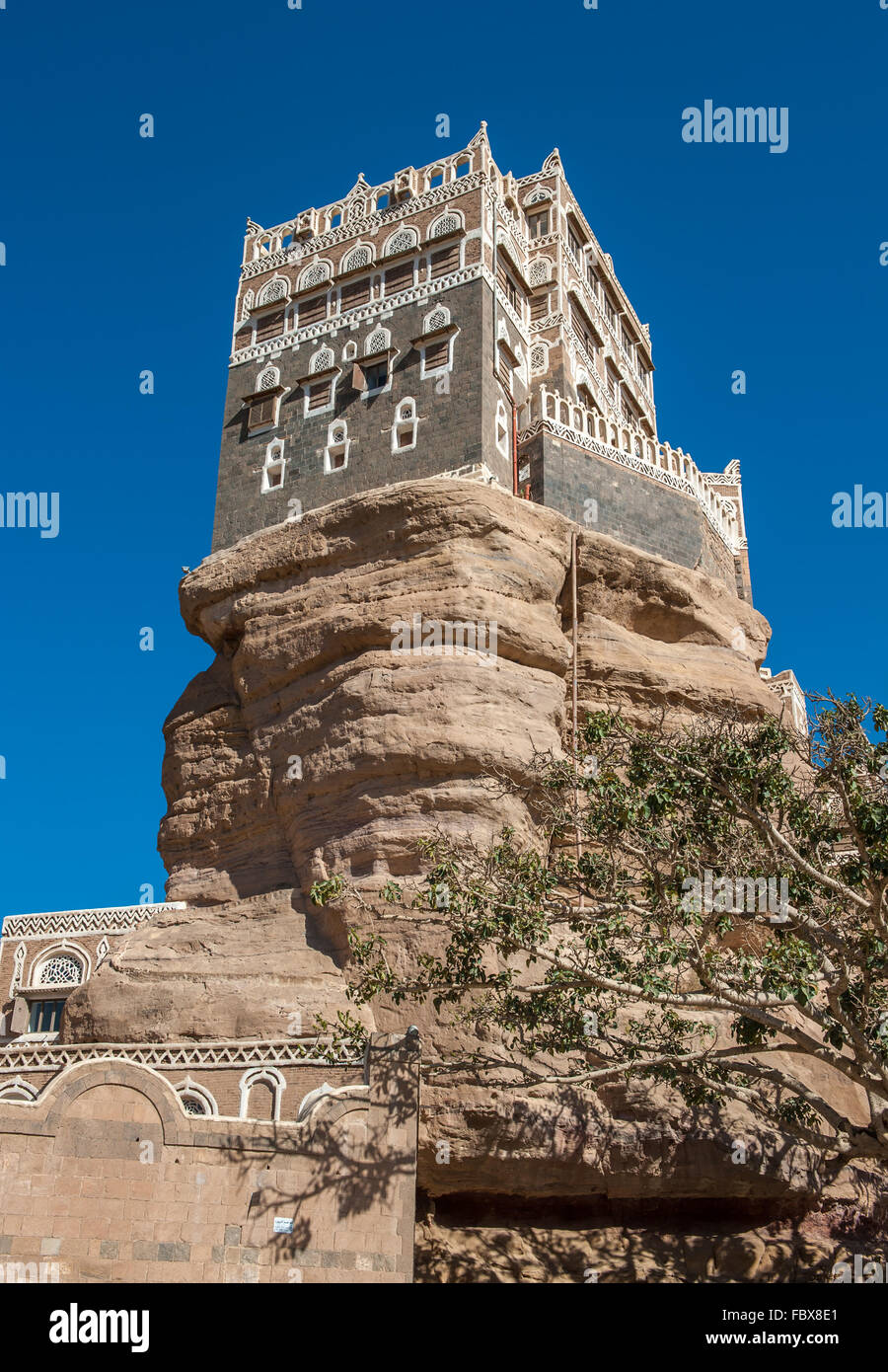 dar-al-hajar-rock-palace-im-wadi-dahr-jemen-stockfotografie-alamy