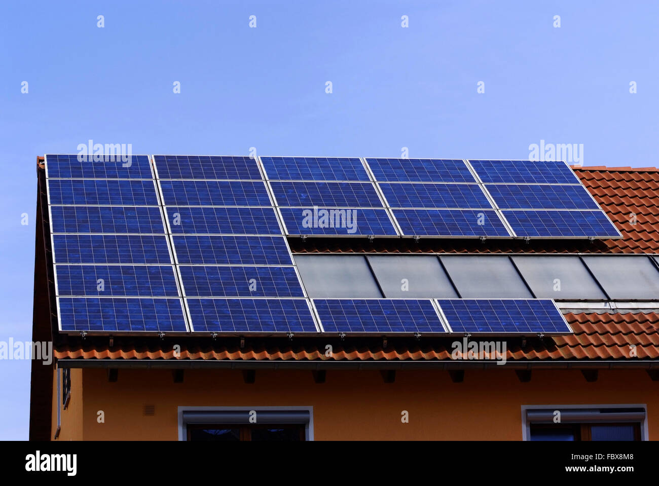 Dach mit Solar-Panel-Oberfläche Stockfoto