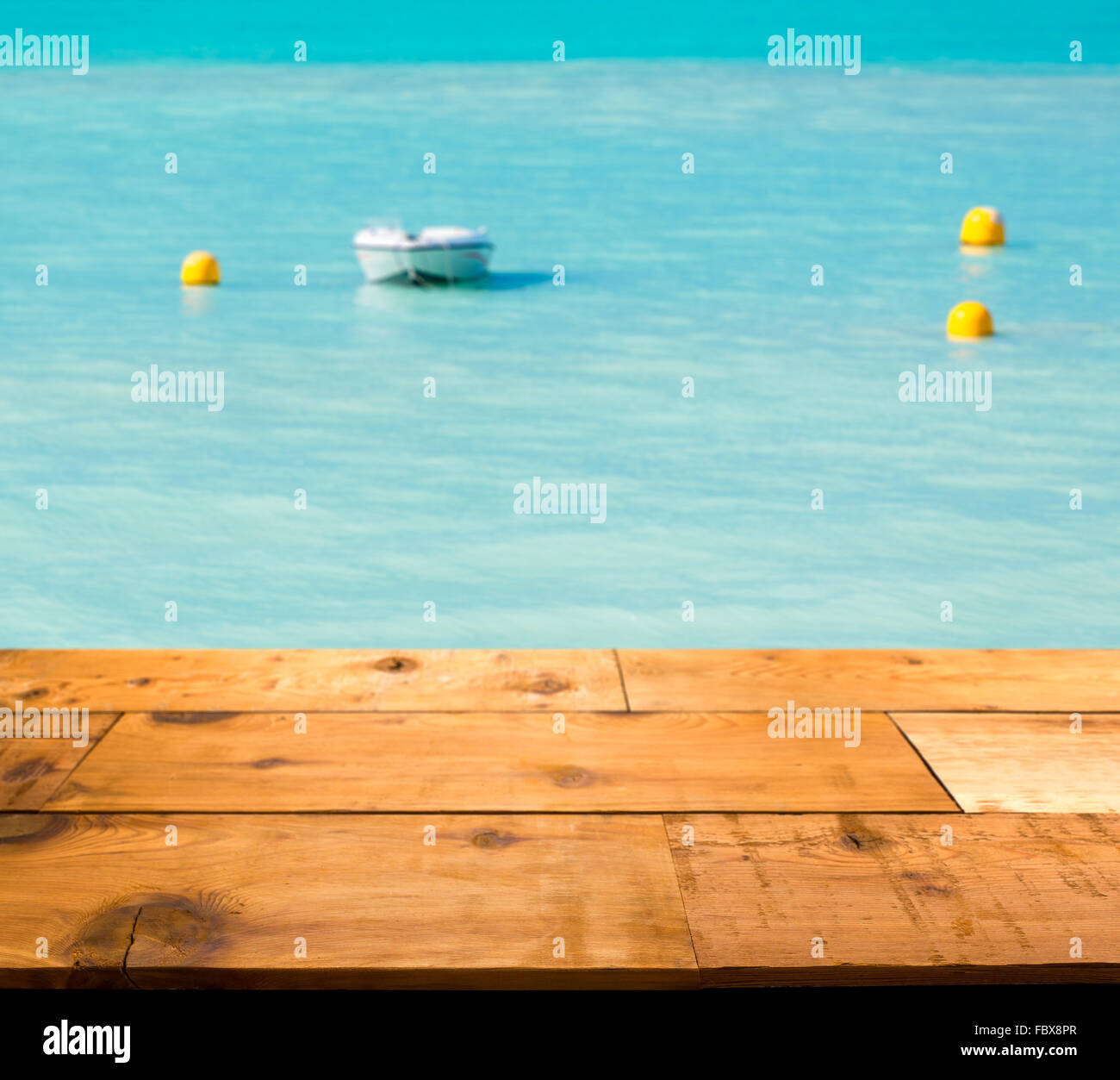 Warme türkisblauen Ozean in Karibik von Holzterrassen Stockfoto