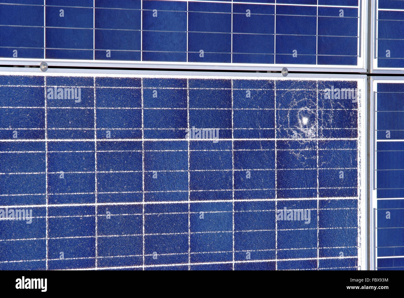 beschädigte Solar-Panel-Oberfläche Stockfoto