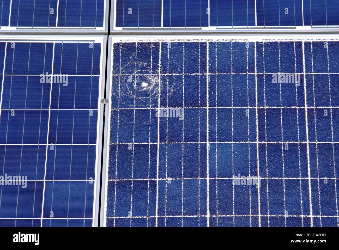 beschädigte Solar-Panel-Oberfläche Stockfoto