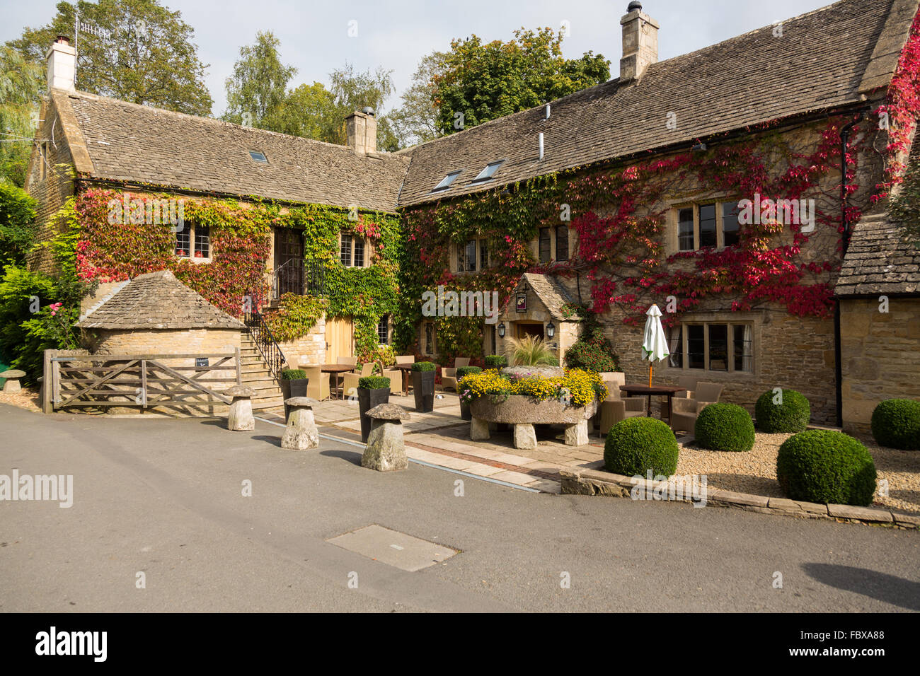 Alte Kneipe Hotel in Cotswold District in England Stockfoto