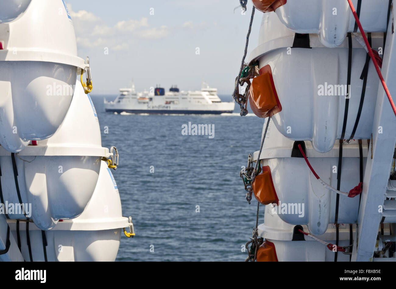 Container von Rettungsinseln mit Auslösung Geräte Stockfoto
