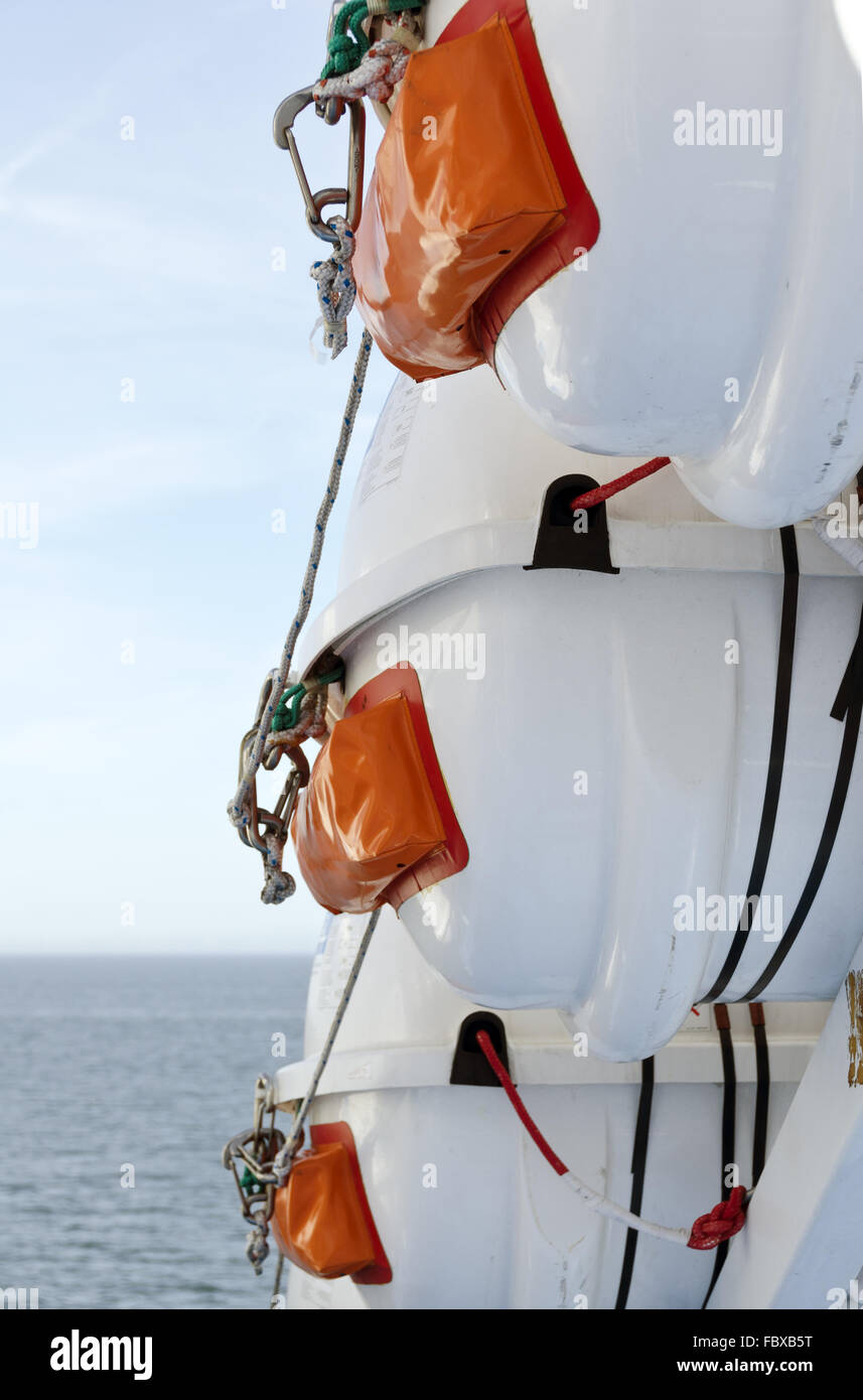 Container von Rettungsinseln mit Auslösung Geräte Stockfoto