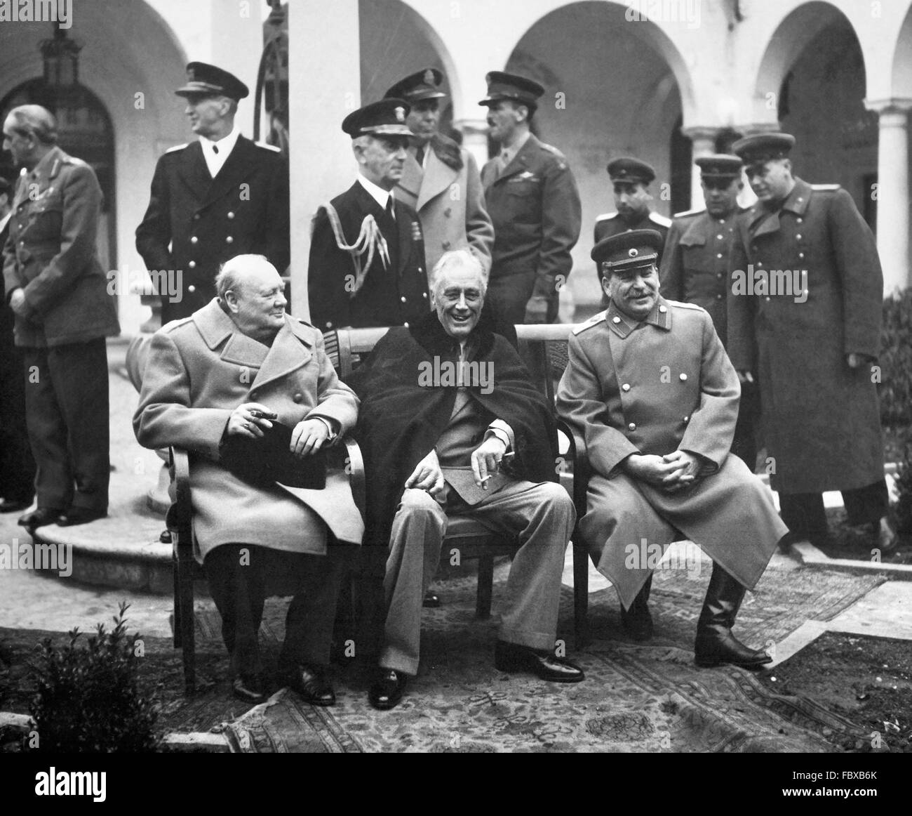 Konferenz von Jalta, Februar 1945. Der britische Premierminister Winston Churchill, US-Präsident Franklin D Roosevelt und der sowjetische Premier Josef Stalin treffen bei der "Big Three" Konferenz von Jalta im Februar 1945, Pläne für die endgültige Niederlage des nationalsozialistischen Deutschland Stockfoto