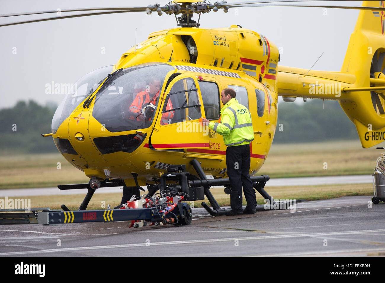 Prinz William am Flughafen Cambridge am ersten Tag seines neuen Jobs als  Hubschrauberpilot für East Anglian Air Ambulance Stockfotografie - Alamy