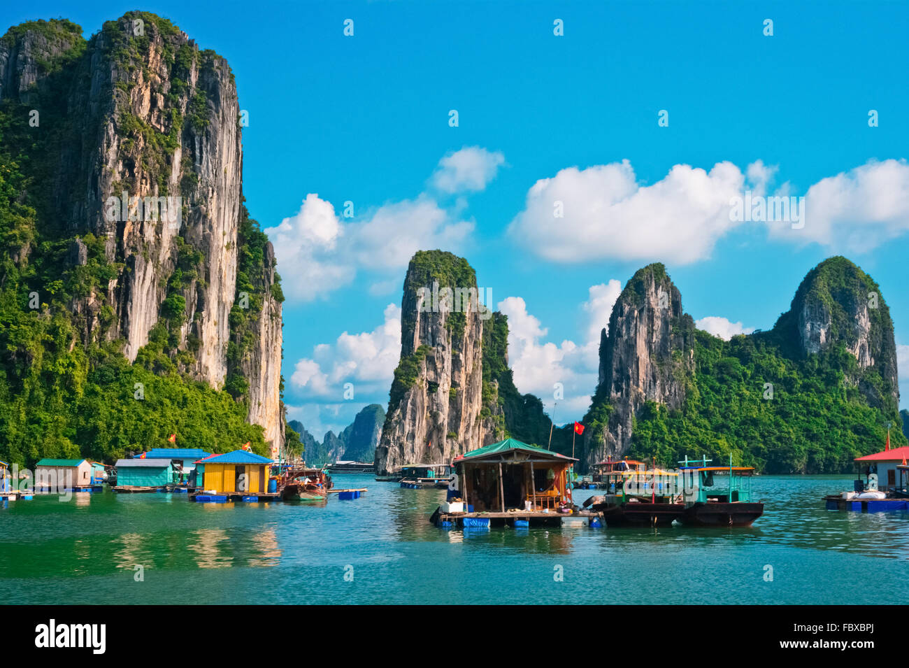 Schwimmenden Fischerdorf in Halong Bucht, Vietnam, Südostasien Stockfoto