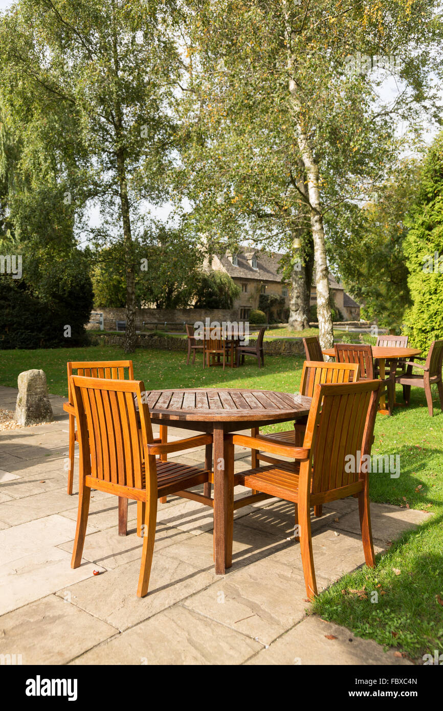 Garten und Tabellen in Cotswold District in England Stockfoto