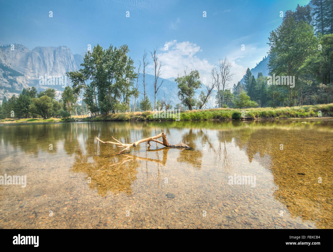 Yosemite mit Flussblick Stockfoto