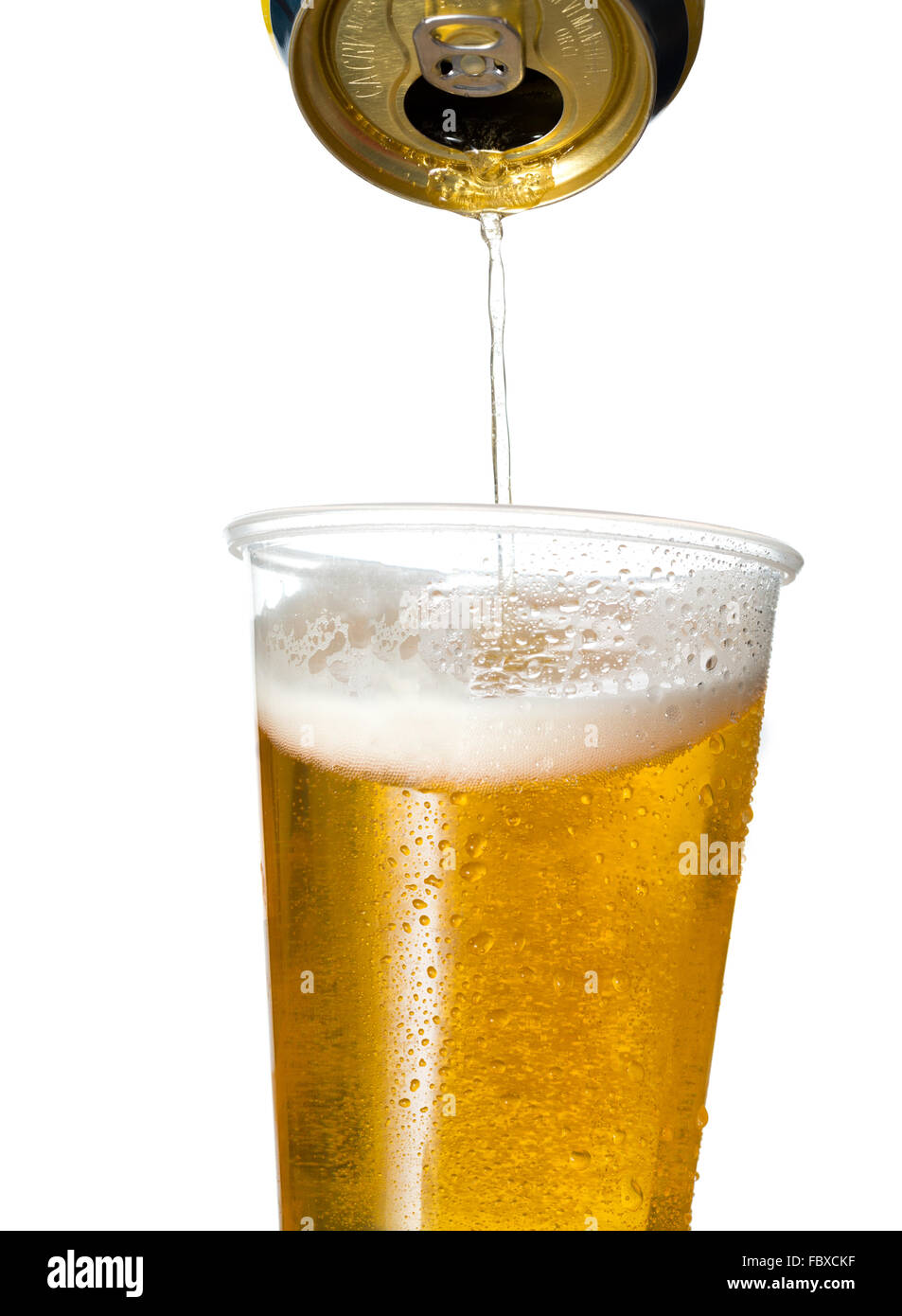 Golden Lager oder Bier in Einweg-Plastikbecher Stockfoto