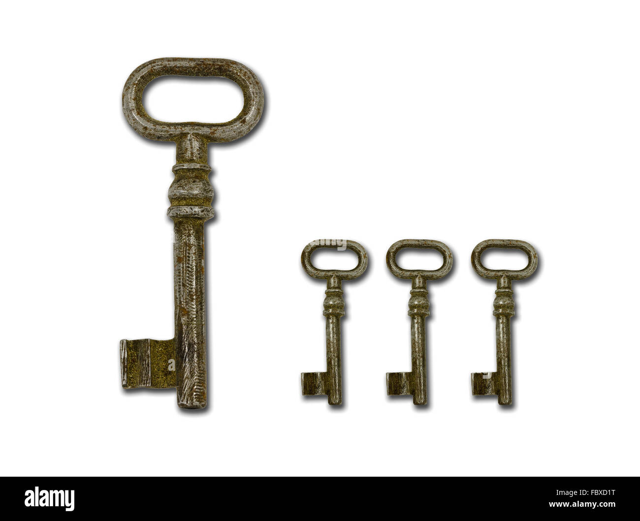 Eine große und drei kleine rostige alte Schlüssel Stockfoto