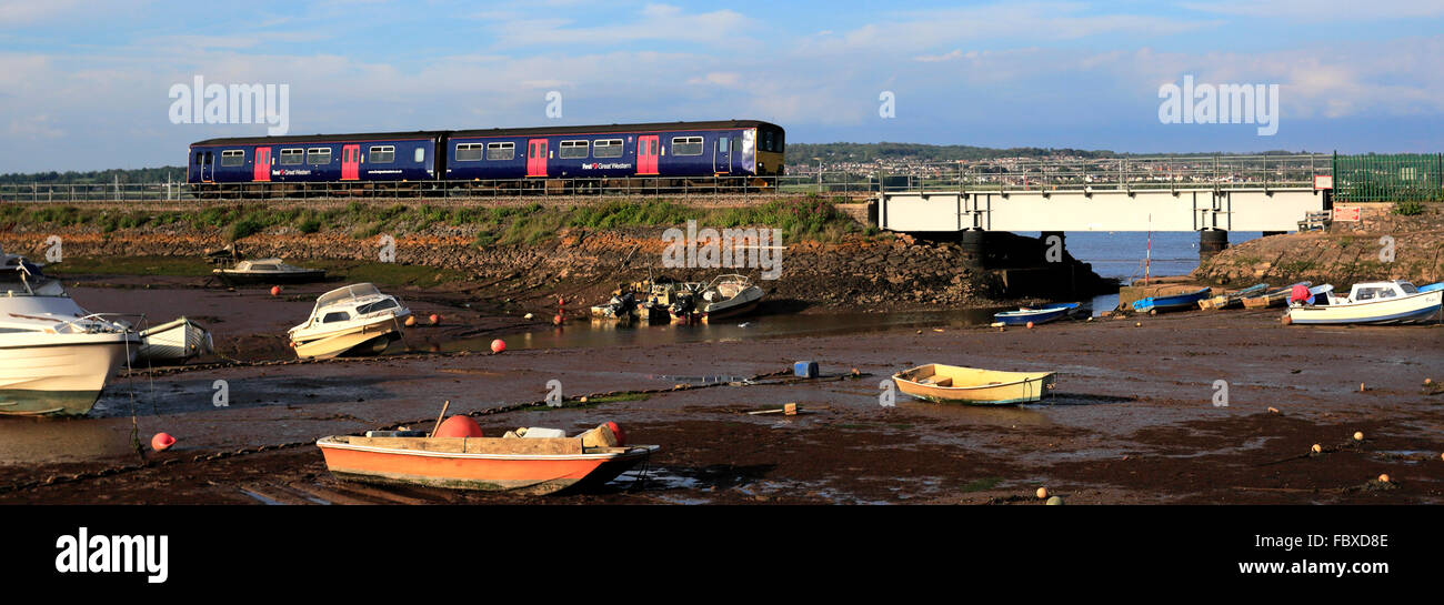 Erste große Western Intercity Zug vorbeifahrenden Boote Cockwood Hafen, Fluss Exe Esturay, Grafschaft Devon, England, UK. Stockfoto