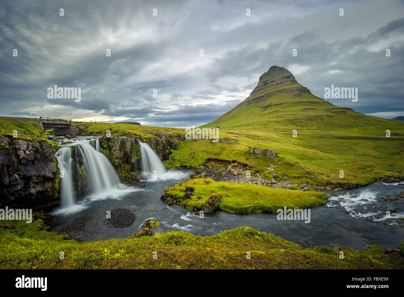 Kirkjufellsfoss Wasserfall und Berg Kirkjufell, Island Stockfoto