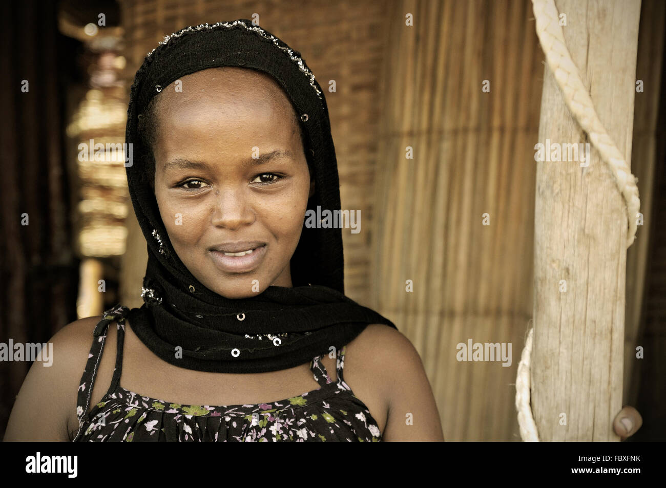 Junge Muslimin Afar vor ihrem Haus in Afrera (Afdera), Afar-Region, Äthiopien Stockfoto