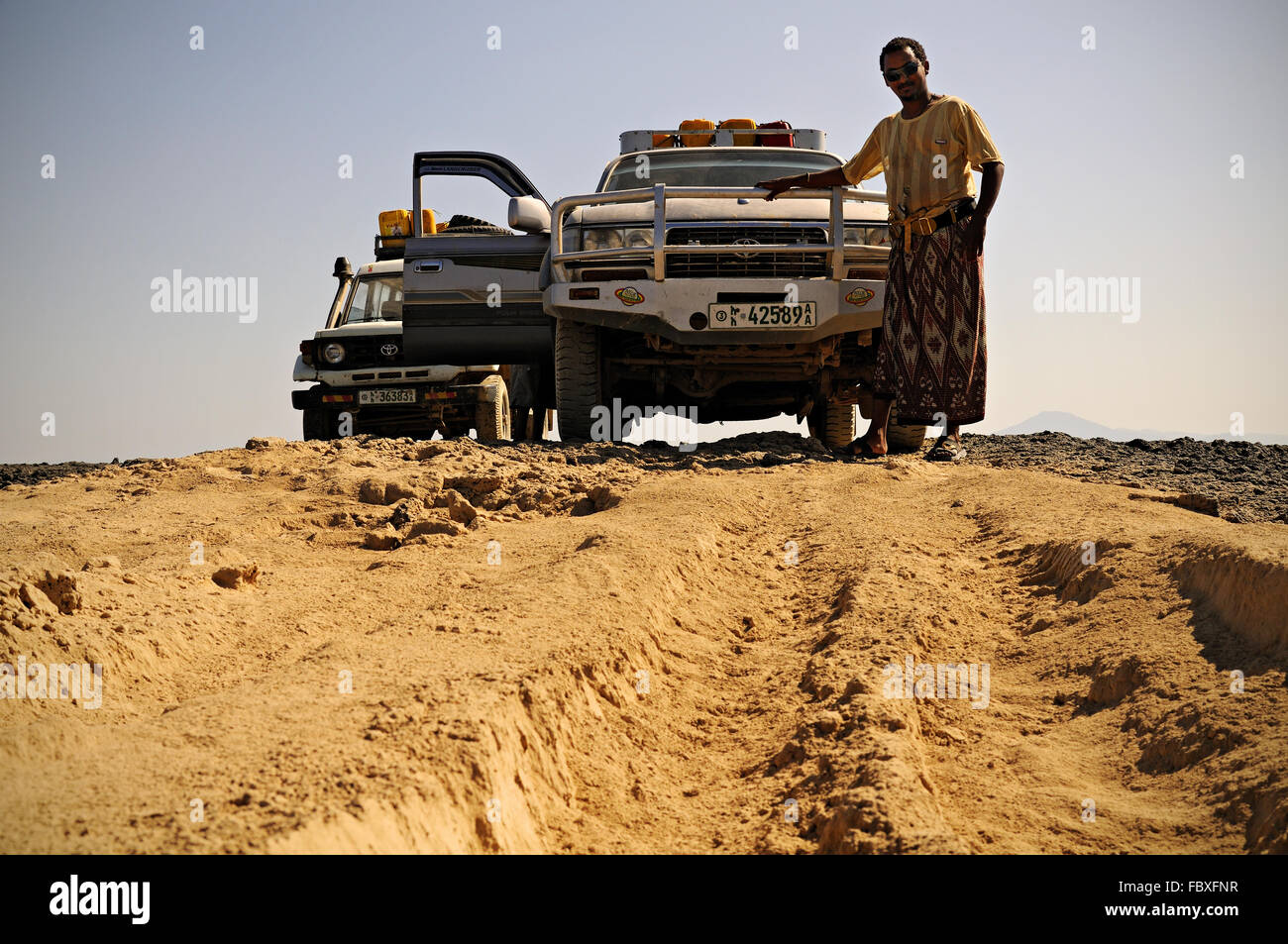 Afrikanische Fahrer und Offroad-Fahrzeuge in der Danakil Depression, Afar-Region, Äthiopien Stockfoto