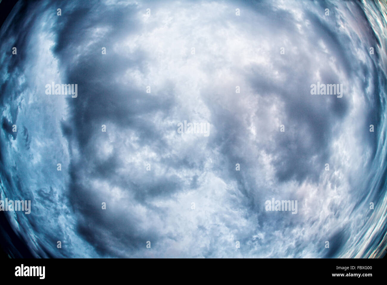 Hintergrund blauer Himmel mit weißen Wolken Stockfoto