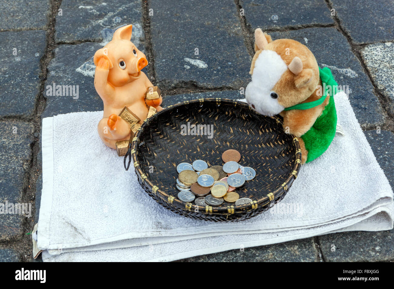 Buskers Korb mit Münzen, lockerer Wechsel Stockfoto