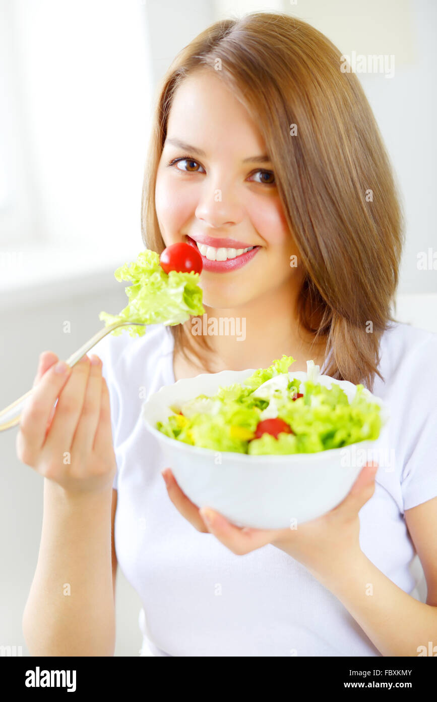 Teenager Mädchen essen Salat Stockfoto